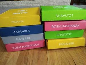 lot 54 image: Lot Of 8 DaysUnited.com Jewish Holiday Boxes - 1 New