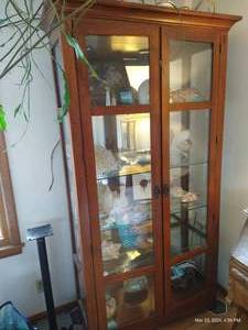 lot 142 image: Lighted Curio Cabinet With 5 Shelves