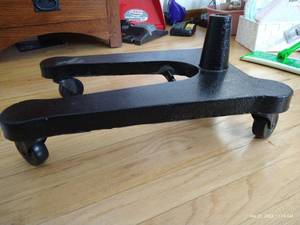 lot 143 image: Heavy Rolling Stand