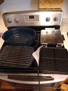 lot 157 image: Enamel Roasting Pans And Griddle With Interchangable Plates
