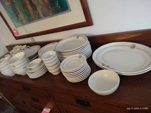 lot 169 image: 62-Piece Dish Set The Great State Seal Of Minnesota - Homer Laughlin And Syracuse - 1 Small Plate Chip