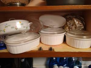 lot 177 image: Shelf Of Anchor And Corningware Bakeware With Lids