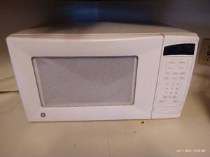lot 189 image: GE Microwave - Needs Cleaning