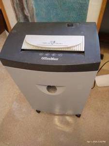 lot 267 image: Office Max Paper, Credit Card, And CD Shredder - Works