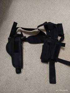 lot 323 image: Lightweight Shoulder Holster With Magazine Holster - Fits 9mm