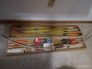 lot 331 image: Ben Pearson Strata-Jet Recurve Hunting Bow With Arrows