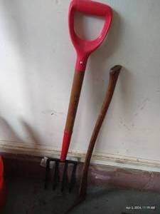 lot 370 image: Truper Spading Fork & Vintage Pick