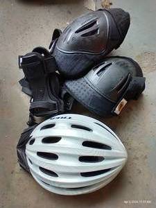 lot 383 image: Helmet & Pads