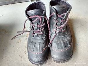 lot 384 image: Size 9 Earth Thinsulate Leather Boots