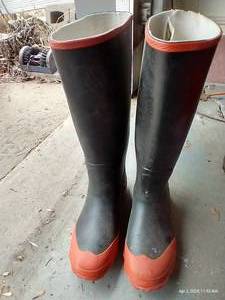 lot 388 image: Frogg Toggs Size 8 Rubber Work Boots