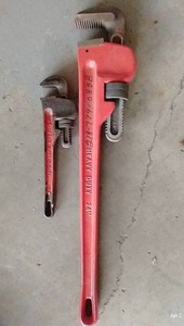 lot 400 image: (2) Pipe Wrenches