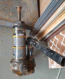 lot 404 image: Black Jack 2 Ton Bottle Jack