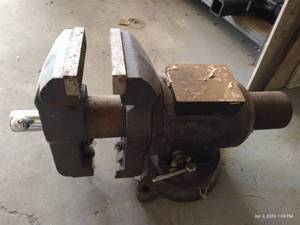 lot 407 image: Heavy Duty Bench Top Vise