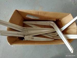 lot 431 image: Box of Metal Shelf Brackets
