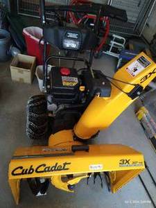lot 500 image: Cub Cadet 3X HD Snowblower w Tire Chains