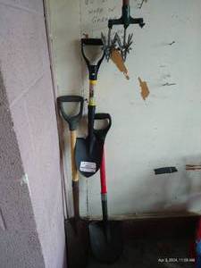 lot 516 image: Shovels & Lawn Tools