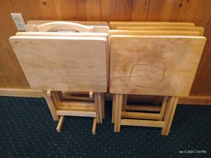lot 540 image: Set Of 8 TV Trays - 4 With Stand, 4 Without Stand