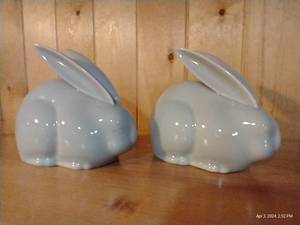 lot 549 image: 2 Japanese Ceramic Bunnies - 5.5 Long x 5 Tall