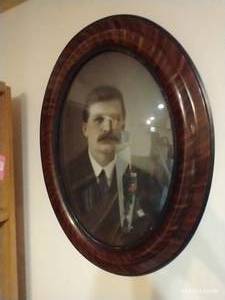 lot 568 image: Antique Photo In Bubble Frame With Mini Bio On Back - 25 x 19