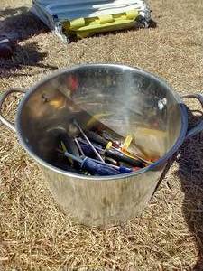 lot 579 image: Pot Of Misc. Screwdrivers