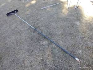 lot 603 image: Telescoping Snow Rake