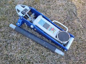lot 609 image: 1.5 Ton Floor Jack - Works