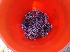 lot 622 image: Bucket Of Chains - Heavy