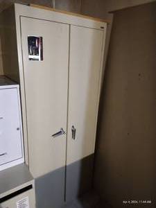 lot 639 image: Tall Locking Cabinet wKey