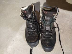 lot 655 image: Gear Tech Vibram Boots