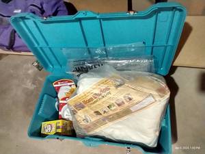 lot 685 image: Contigo Deluxe Storage w Contents