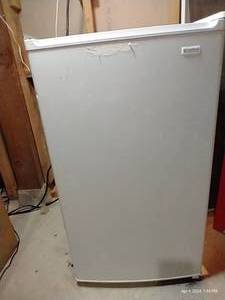 lot 686 image: Small Kenmore Fridge