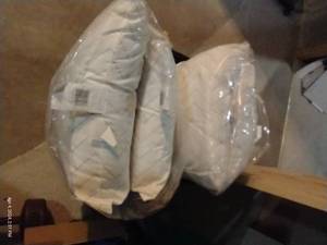 lot 719 image: (4) Brand New Pillows