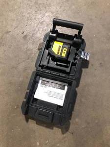 DEWALT 100 ft. Green Self-Leveling Cross Line Laser Level with (3) AA Batteries & Case Customer Returns See Pictures