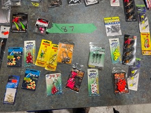TABLE FULL FISHERMANS LOT JIG HEADS