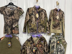 ASSORTMENT OF WOMENS MEDIUM CAMO CLOTHING