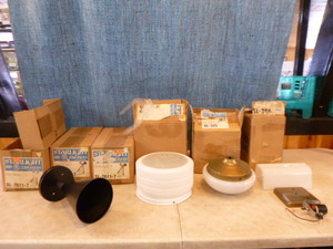 lot 45 image: Light Fixtures