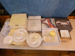 lot 107 image: Dinnerware