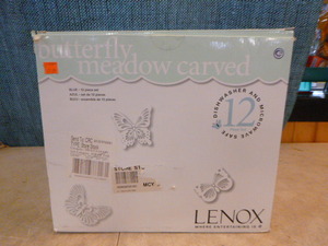 lot 109 image: Lenox Butterfly Meadow Carved Dinnerware