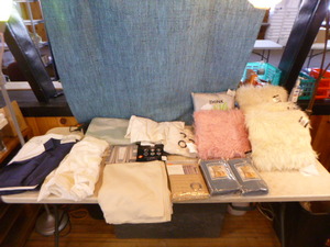 lot 114 image: Household Accent Items