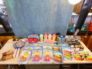 lot 178 image: Party Items
