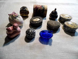 Set of small collectable boxes.