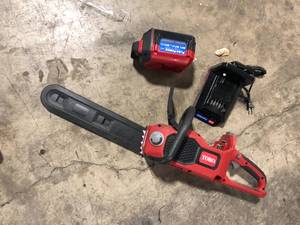 lot 44 image: Toro 60V MAX 16 in. (40.6 cm) Brushless Chainsaw with 2.5Ah battery Customer Returns See Pictures
