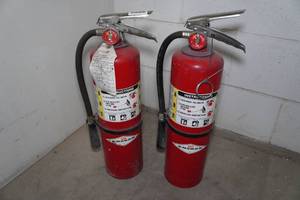 2 Large Fire Extuinguishers