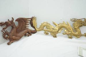 lot 1 image: Dragon Decor