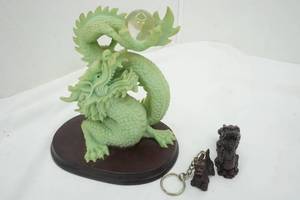 lot 18 image: Dragon Decor Green Dragon Statue, Vintage Resin Chinese Fire Red Dragons (Key Chain)