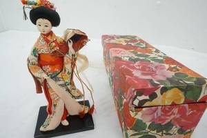 lot 47 image: Vintage Japanese Figure 8 Tall