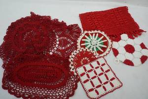 lot 50 image: Red Doilies & Hot Bads