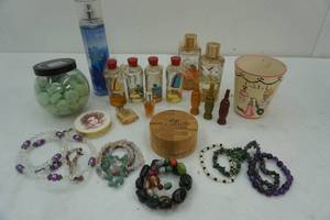 lot 84 image: Vintage Cosmetics & Jewelry