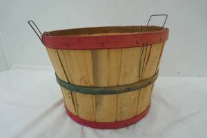 lot 98 image: Half Bushel Apple Basket