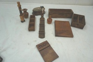 lot 115 image: Wood decor with trinket box